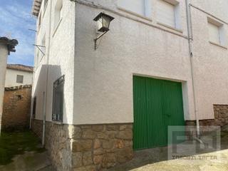 Mas  N/a. Casa con dos viviendas individuales con garaje y trastero comuni