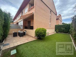 Rent Chalet in Navas del Marqués (Las). Alquiler precioso chalet pareado con jardin