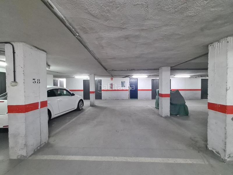 Foto 0fcc0906-cc83-4220-ac59-0aab8e32c153. Parking coche plaza garaje doble céntrica en Adrada (La)