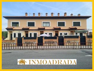 Maison  De castilla y león. Inmoadrada vende precioso adosado con garaje, trastero  y piscin