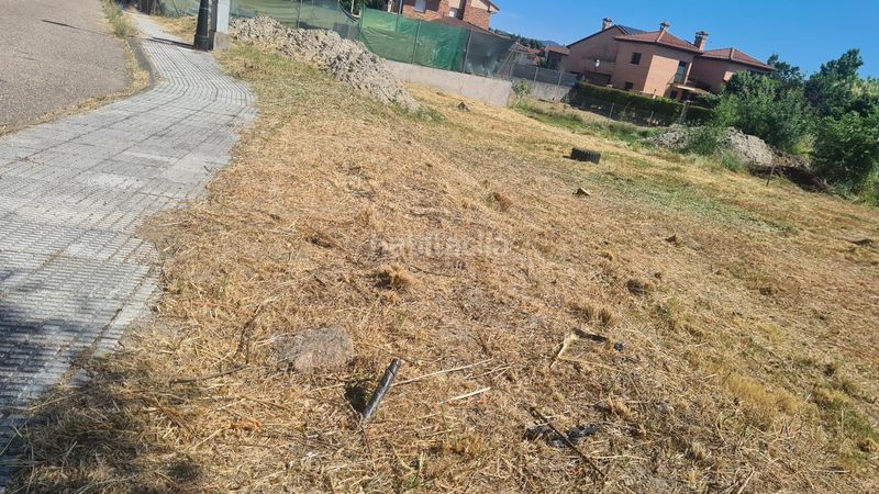 Foto b0cc6786-fb25-401b-af58-3dcaa8d2f9da. Terreny residencial a Adrada (La)