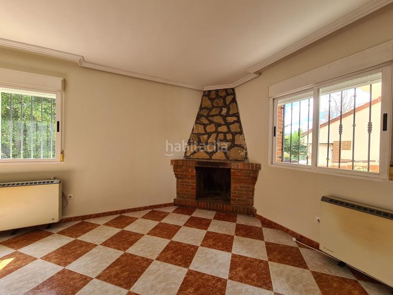 Foto 515b376a-5274-4c5d-9e32-6794321fe90c. Casa aparellada amb calefacció a Adrada (La)
