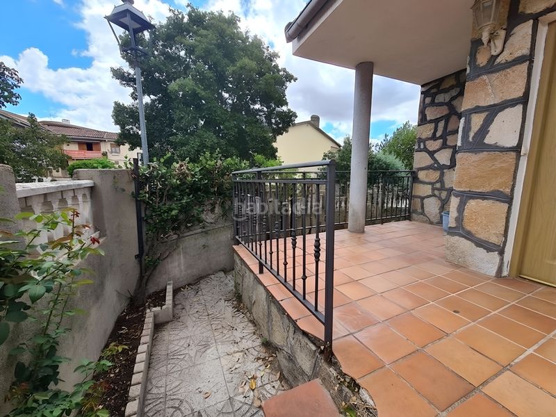 Foto 548d06c0-555d-43d6-b8fd-ff314ea6b280. Casa aparellada amb calefacció a Adrada (La)