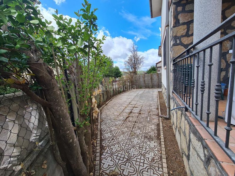 Foto 5a6b2077-e76e-4c4e-8d37-986f553b2c5b. Casa aparellada amb calefacció a Adrada (La)