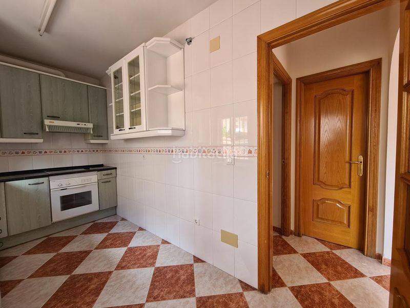 Foto 7e3b8287-53a4-4f75-b38a-7edca98cf3b9. Casa aparellada amb calefacció a Adrada (La)