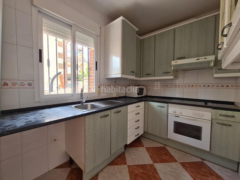 Foto c998b349-aecb-4610-b4a5-fb62e0aedc1f. Casa aparellada amb calefacció a Adrada (La)