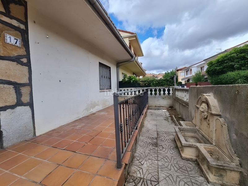 Foto eea02677-ff9c-456c-addb-15223d4a5e26. Casa aparellada amb calefacció a Adrada (La)