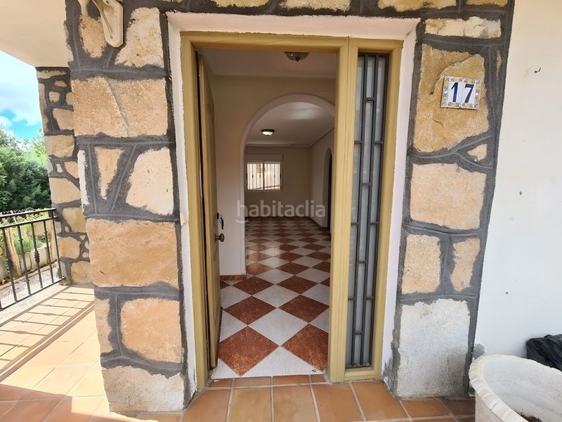 Foto fd40fa21-2cbb-4b77-ad42-f702f9399b4c. Casa aparellada amb calefacció a Adrada (La)