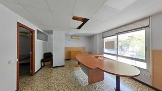 Bureau  Avenida roma. Dos oficinas y tres garajes en avda roma visibilidad, comodidad