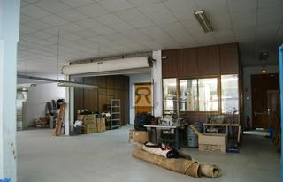 Industrial building in Carrer de tarragona 11. Gran almacen con dos viviendas