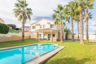 Chalet en Calle gavina, 6, san antonio de benagéber, spain. Encantadora vivienda familiar en la exclusiva urbanización colin