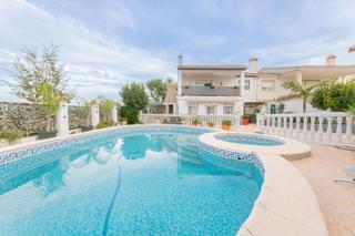Xalet a Montserrat, valencia, spain. Amplia vivienda con piscina y jacuzzi en calle girasol, montserr