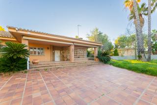 Casa en Carrer 607, 24, paterna, spain 24. Chaletparcela en venta montecañada 830.000