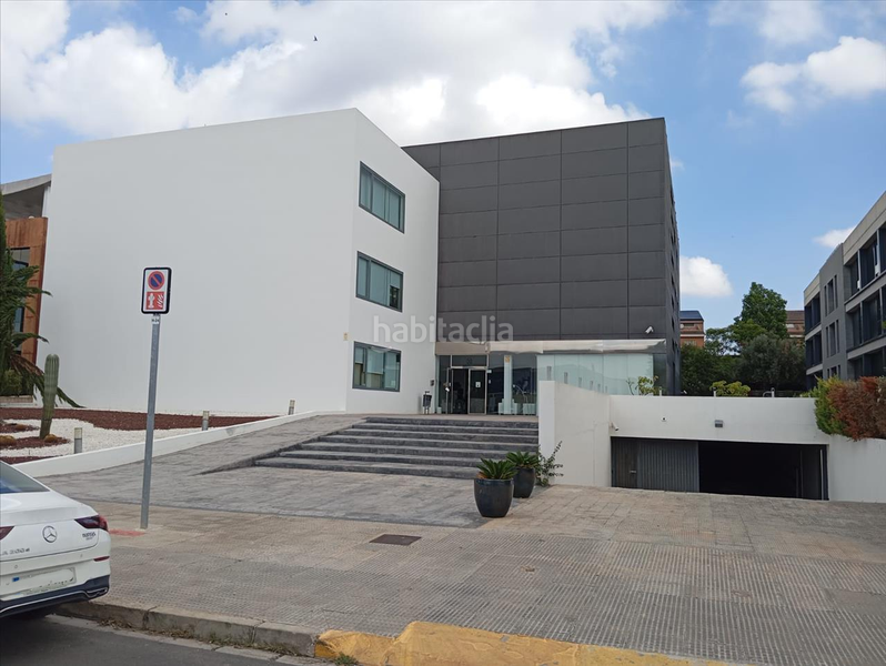 Foto f9bdb59a-1b43-44af-8728-796d8991620f. Autoparkplatz in cl charles robert darwin in Parc Tecnològic Paterna