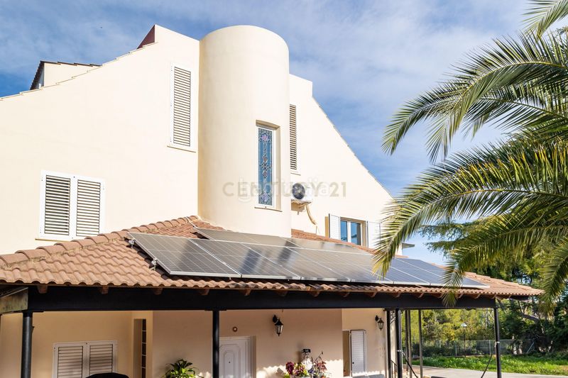 Foto c8bf99a7-34de-4531-b5f1-7e82ad04c29a. Chalet en reines espectacular chalet de 9 habitaciones en el vedat con jardín y garaje en Torrent