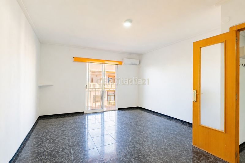 Foto 8fc34a3b-84e5-4172-b807-1caa7ffcbbfe. Pis a carrer de dalt a Sollana