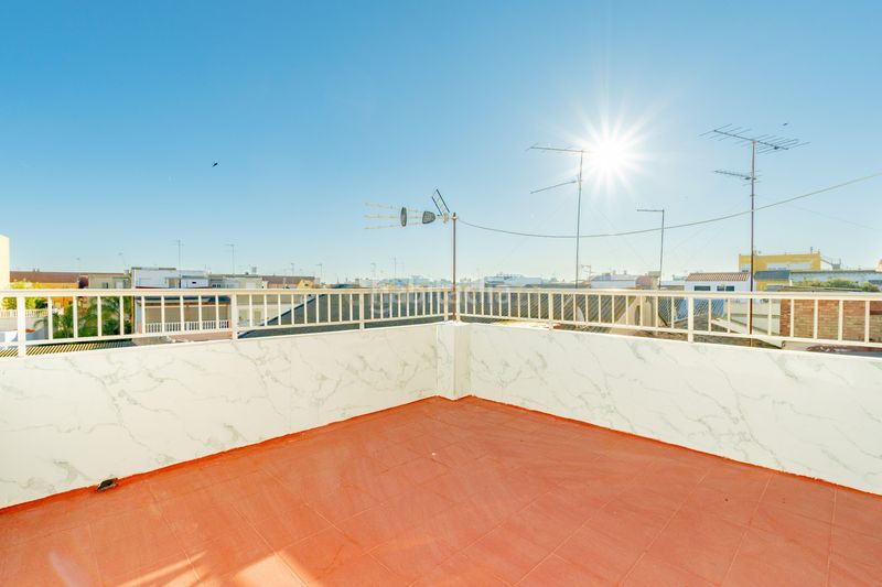 Foto e57f632e-901c-4f3b-b75a-736fab2ffd9b. Pis a carrer de dalt a Sollana