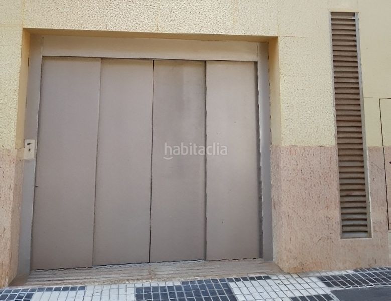 Foto def12c0a-3e53-4d83-94f3-cc61d33e381e. Aparcament cotxe a arbres dels a Algemesí
