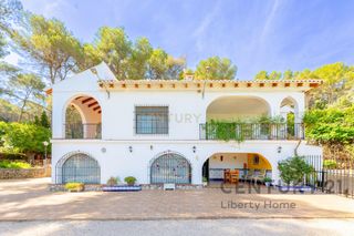 Chalet  Camí valletes de brú, alzira, spain. Exclusiva vivienda con piscina, jardín y vistas a la montaña