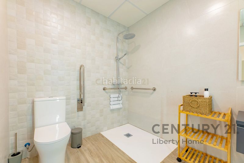 Foto f22a918e-4200-4390-ad68-3ef20867ed3d. Edifici a carrer del riu bidasoa a Torrefiel Valencia
