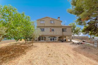 Piccolo appartamento in Pl poligono n-06.r 377 polígono 6 parcela \1 002401800yj19bloma.. Chalet con gran parcela, paellero y espacio para piscina en béte