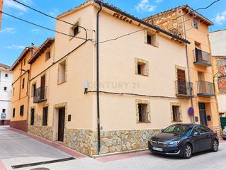 Casa in Plaza de la iglesia, torrebaja, spain. Imóvel com personalidade, espaços amplos e múltiplas possibilida