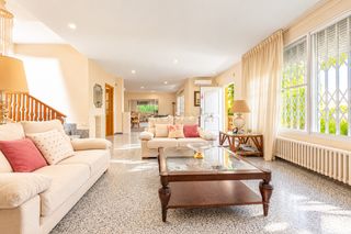Casa a Calle quevedo, 11, torrent, spain. Espectacular vivienda con piscina, gran parcela