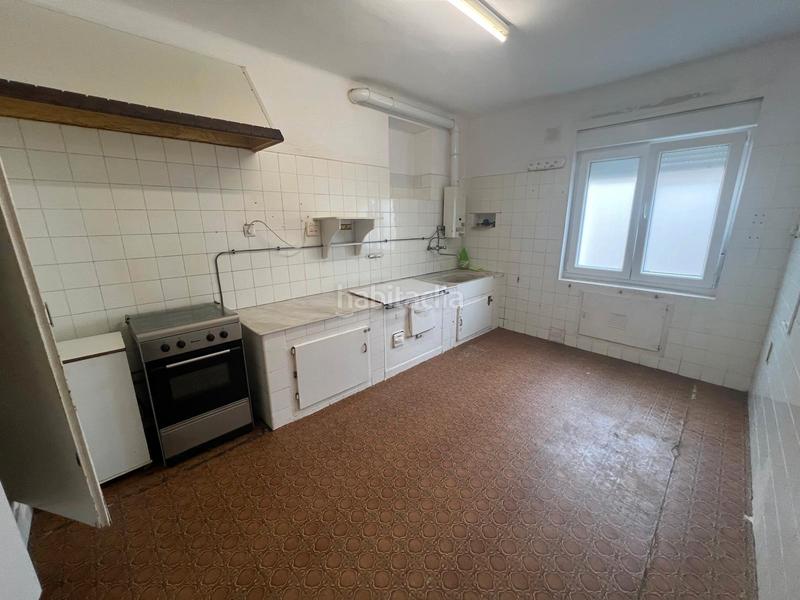 Foto 9187f8ea-12db-4be0-b37e-ff14fe3d5021. Piso a-1564: amplia vivienda (90m2) sin ascensor parcialmente exterior para reformar de 3 habitaciones situada en la calle la paz en Gijón