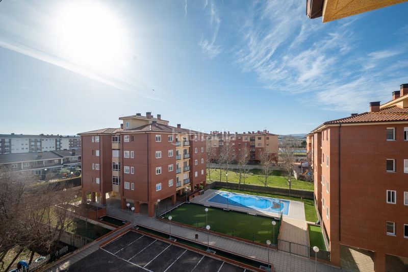 Foto a7a15792-dc2b-4cb4-9103-11cf18cbae98. Pis amb calefacció aparcament piscina a Sónsoles Ávila
