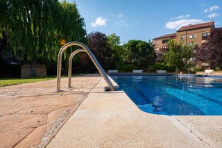 Flat  Del teniente muñoz castellanos. Espectacular piso en urbanización privada con piscina, garaje y