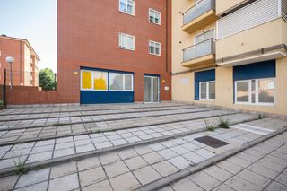 Local Comercial  Padilla. Amplio local comercial de 290 m en sonsoles, listo para comenzar