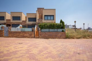 Semi detached house  Avenida unión europea. Chalet de 3 dormitorios con más de 250 m en hervencias