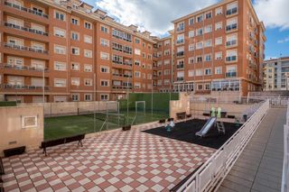 Pis  Calle agustín rodríguez sahagún. Dos dormitorios con patio,  garaje y trastero en b. de la univer
