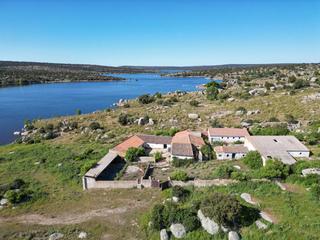 Terreny residencial  Fuentes claras. Terreno rustico con edificaciones  y sondeos junto al embalse