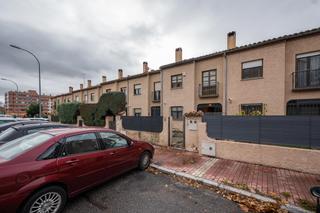 Casa  De la juventud. Chalet adosado en barrio de la universidad con gran patio