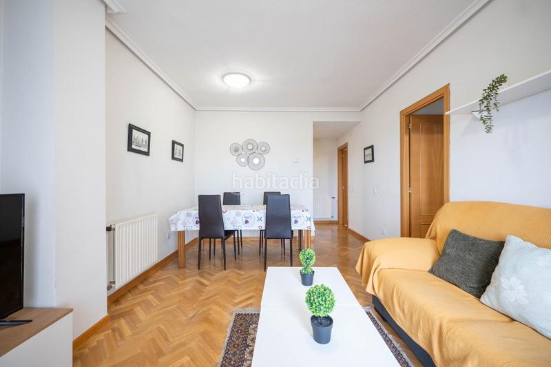 Foto d6dc2231-5d41-4ee6-884f-0be4d96cbd0c. Alquiler piso alquiler en urbanizacion privada con piscina y pista de padel. en Ávila