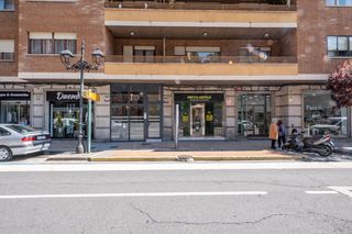 Local Comercial  De portugal. Local comercial con doble fachada y gran visibilidad en avenida