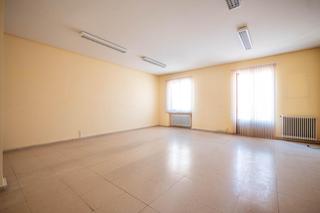 Lloguer Oficina  Estrada. Oficina de 35m2 con ascensor y balcón hacia calle estrada