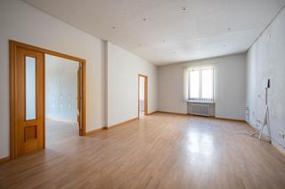 Rent Office space  Estrada. Oficina con 73m2 vistas a la plaza santa teresa y ascensor