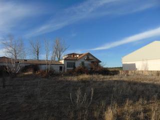 Terreny residencial  Del cisne. Parcela y terreno  con vivienda y naves en el poligono de  la co
