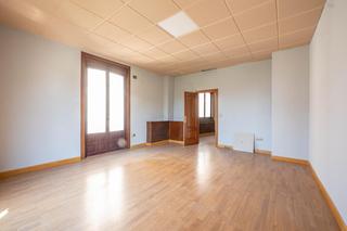 Rent Office space  Estrada. Despacho profesional bien situado en esquina con c.  estrada y p