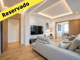 Pis  Reyes católicos. Exclusivo piso de 4 habitaciones con ascensor, patio y plaza de