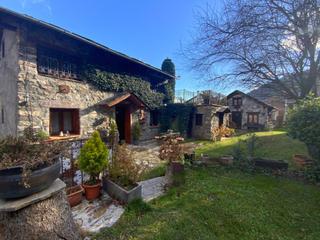 Haus  Calle la pllasa. Casa con jardín en el villanova