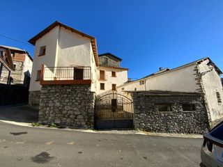 Casa  Calle carretera. Casa con patio y almacén.
