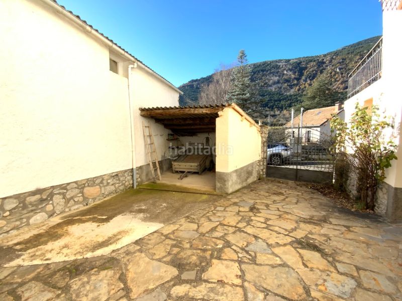 Foto fc69efe5-b73d-4d89-b397-e820fa91b5f9. Casa  con patio y almacén. en Chía