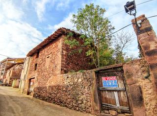 Maison à Avenida navarra 48. Casa con terreno en valgañón
