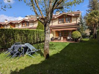 Casa a Calle sagastía 22. Unifamiliar con jardín de 200m2 y piscina comunitaria
