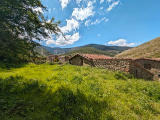 Casa a Aldea zaldierna 34. Casa tradicional de piedra con terreno.