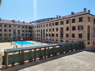 Apartament a Calle víctor monge 4c. Piso con piscina y ascensor.