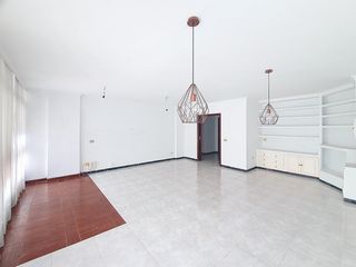 Piso  Calle albareda. Piso luminoso y amplio en calle albareda, una vivienda especial